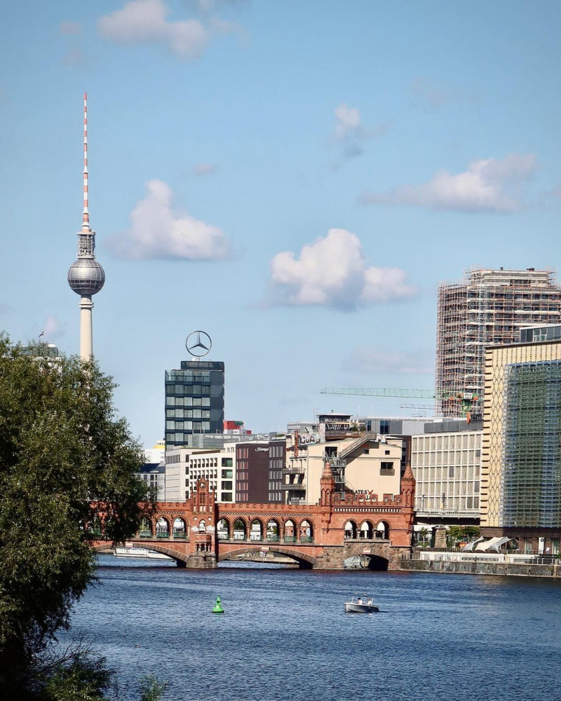  Blick auf Berlin mit Fernsehturm, Spree, Brücke und modernen Gebäuden.