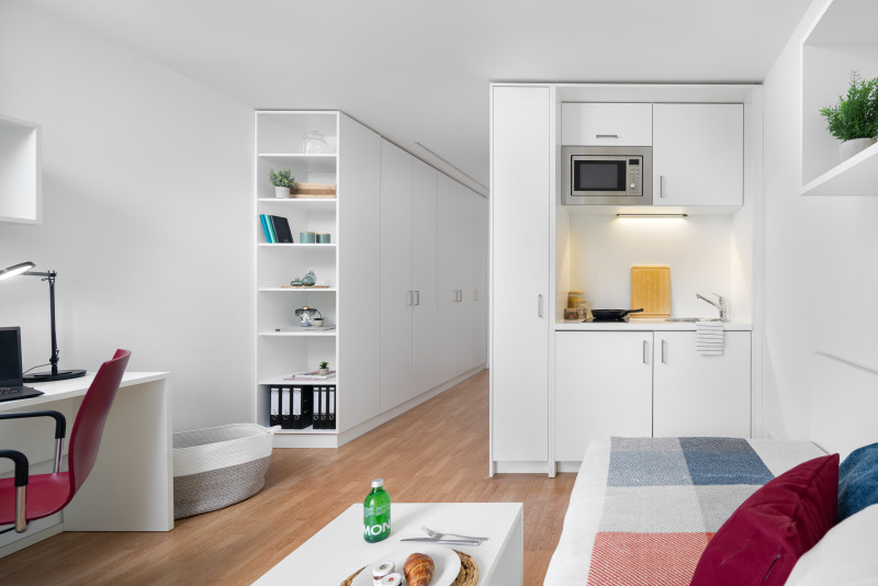 Möblierte Wohnung in München mit Einzelbett, Schreibtisch und einer kleinen Küche 