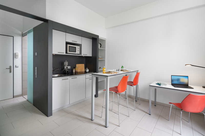 Möbliertes Zimmer in Greifswald mit Küche und Schreibtisch 