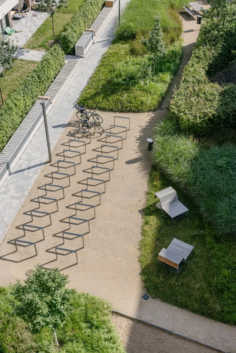 Grüner Innenhof mit Fahrradständern der Wohnungen zum Co-Living in Berlin 