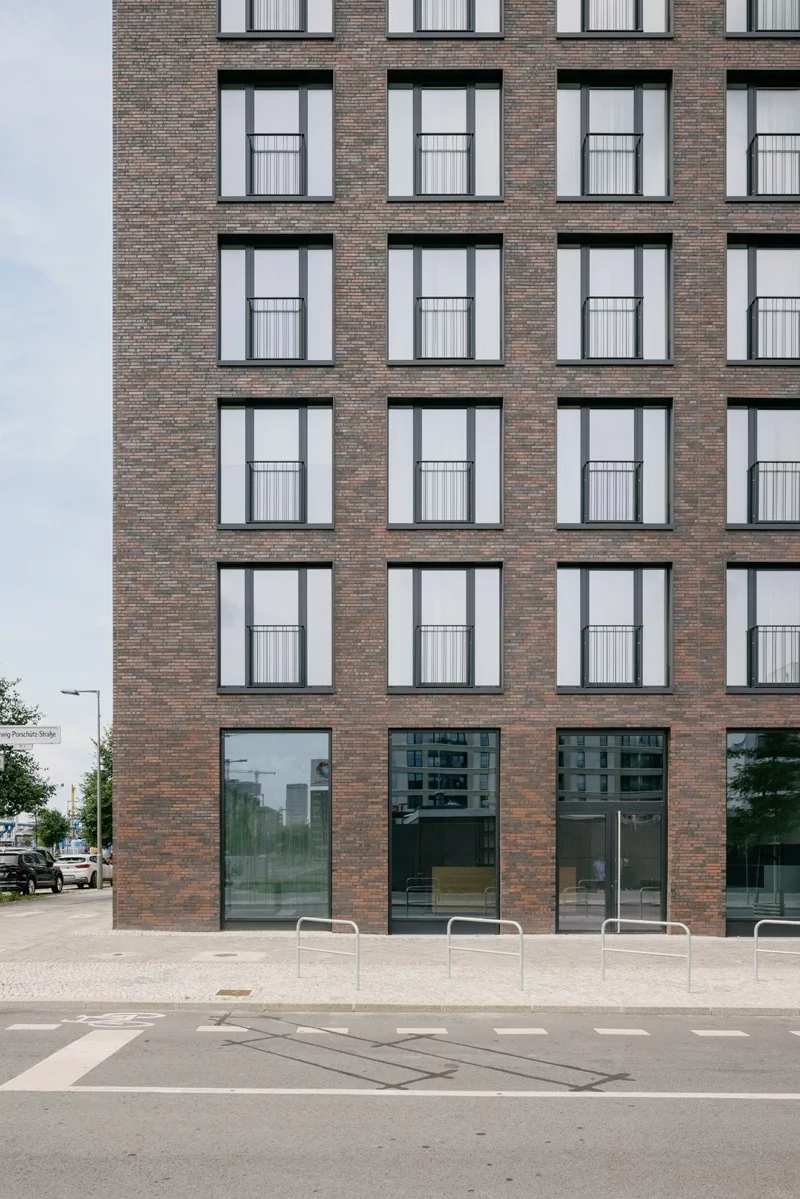 Verklinkerte Haussfassade mit zahlreichen Fenstern der Wohnung zum Co-Living in Berlin 