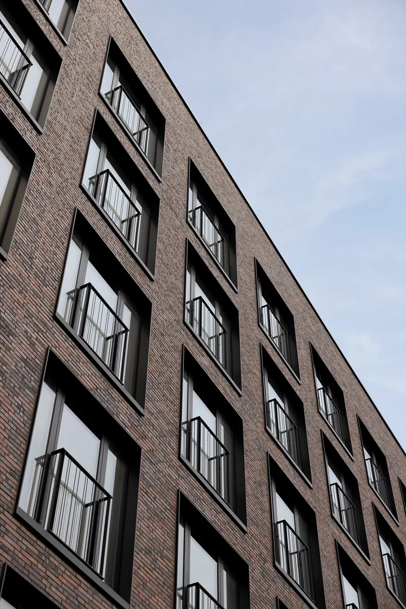 Verklinkerte Hausfassade der Co-Living Wohnungen in Berlin 