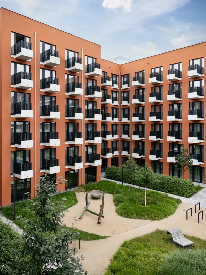 Roter Gebäudekomplex zum Co-living in Berlin 