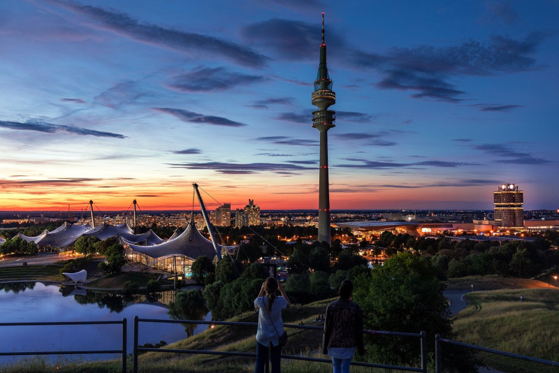 Blick auf den Fernsehturm in München 