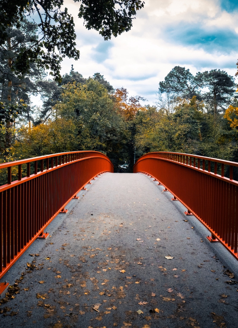 Brücke im Herbst mit rotem Geländer